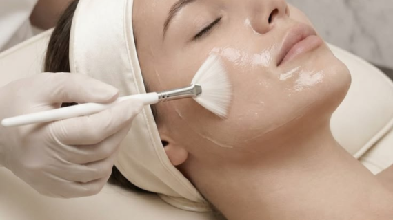 Tratamiento Facial: Renovación, ácidos y piel dañada